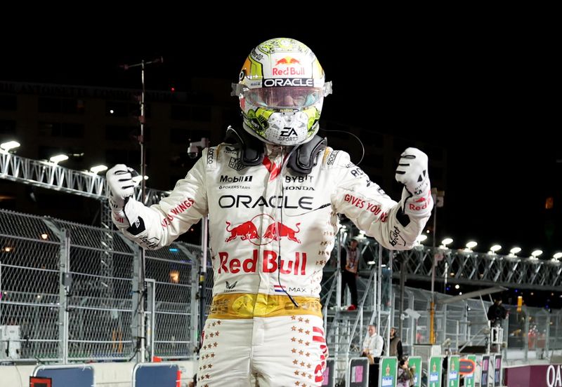 &copy; Reuters. El piloto neerlandés Max Verstappen de Red Bull celebra su victoria en el Gran Premio de Las Vegas de la Fórmula Uno en el Las Vegas Strip Circuit de Las Vegas, Nevada, Estados Unidos. 18 de noviembre, 2023. REUTERS/Finn Blake