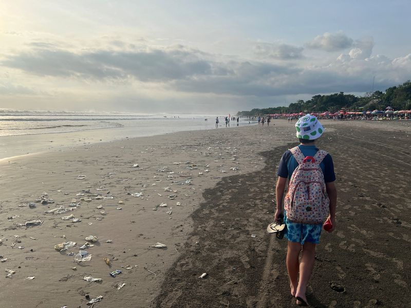 &copy; Reuters. FILE PHOTO: A boy walks on a beach polluted by plastic trash in Bali, Indonesia, April 17, 2023. REUTERS/Ian Ransom