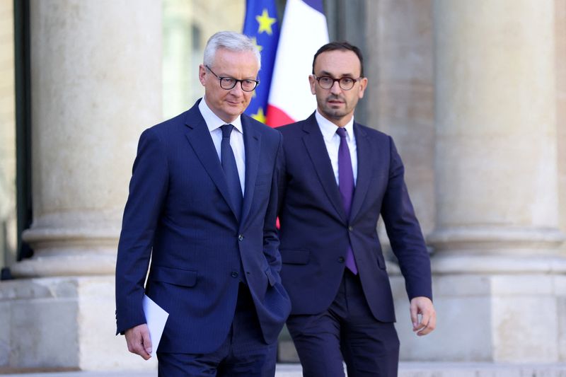 &copy; Reuters. French Minister for Economy, Finance, Industry and Digital Security Bruno Le Maire and French Junior Minister for Public Accounts Thomas Cazenave leave following the weekly cabinet meeting at the Elysee Palace in Paris, France, September 27, 2023. REUTERS