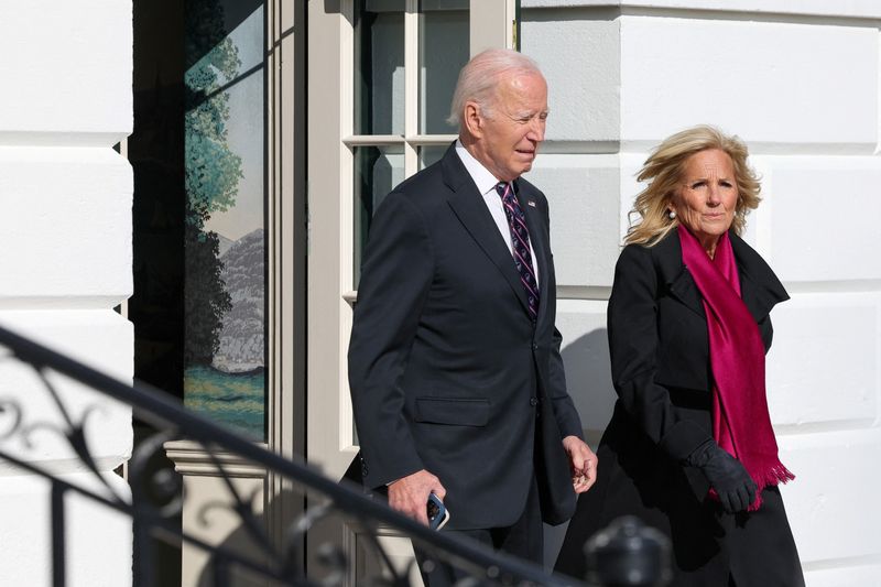 &copy; Reuters. FILE PHOTO: U.S. President Joe Biden and first lady Jill Biden leave the White House to board Marine One in Washington on November 11, 2023. REUTERS/Amanda Andrade-Rhoades.