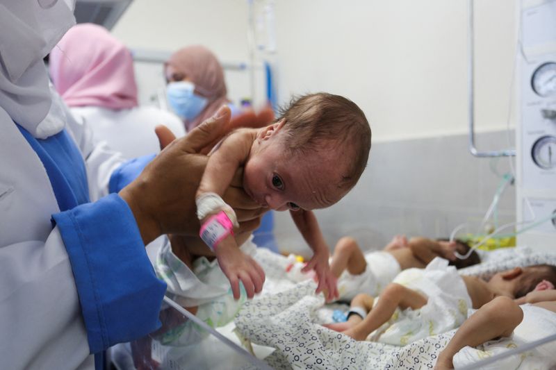 &copy; Reuters. Premature babies which were evacuated from an incubator in Al Shifa Hospital in Gaza City receive treatment at an hospital in Rafah, in the southern Gaza Strip, November 19, 2023. REUTERS/Hatem Khaled