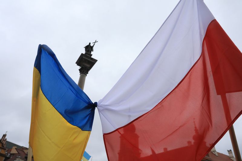 &copy; Reuters. علما بولندا وأوكرانيا في صورة من أرشيف رويترز. 