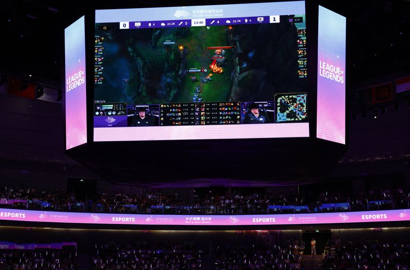 &copy; Reuters. FOTO DE ARCHIVO: Vista general de una pantalla del recinto durante la final de League of Legends en los Juegos Asiáticos de Hangzhou en el China Hangzhou Esports Centre de Hangzhou, China. 29 de septiembre, 2023. REUTERS/Kim Kyung-Hoon/Archivo
