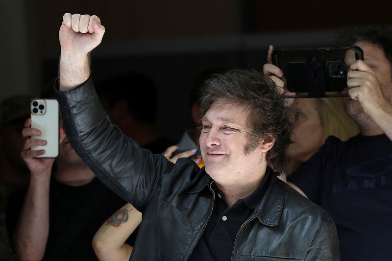 © Reuters. El candidato presidencial argentino Javier Milei saluda a sus seguidores al llegar a la escuela donde vota, durante el balotaje en Argentina, en Buenos Aires, Argentina, el 19 de noviembre de 2023. REUTERS/Agustin Marcarian