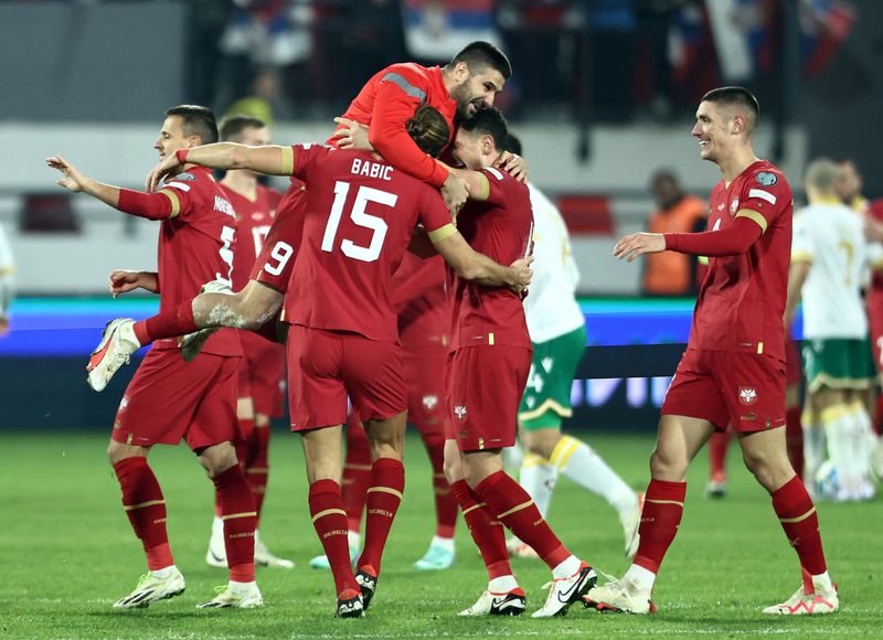 &copy; Reuters. الصربي سرديان بابيتش يحتفل مع زملائه في الفريق بالفوز في مباراة فريقه أمام بلغاريا في التصفيات المؤهلة لبطولة أوروبا لكرة القدم يوم الأحد. 