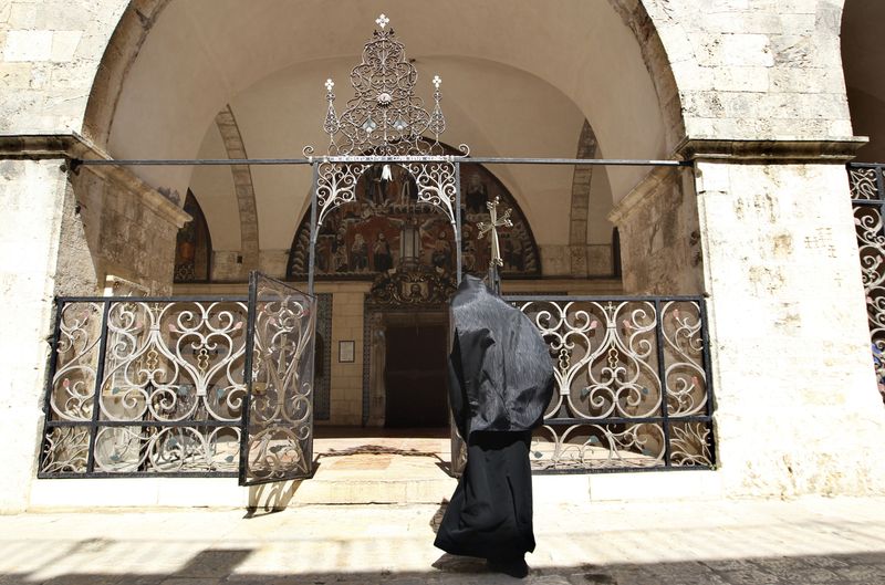 &copy; Reuters. كاهن يدخل كنيسة في مجمع الدير بحي الأرمن في بلدة القدس القديمة بصورة من أرشيف رويترز.
