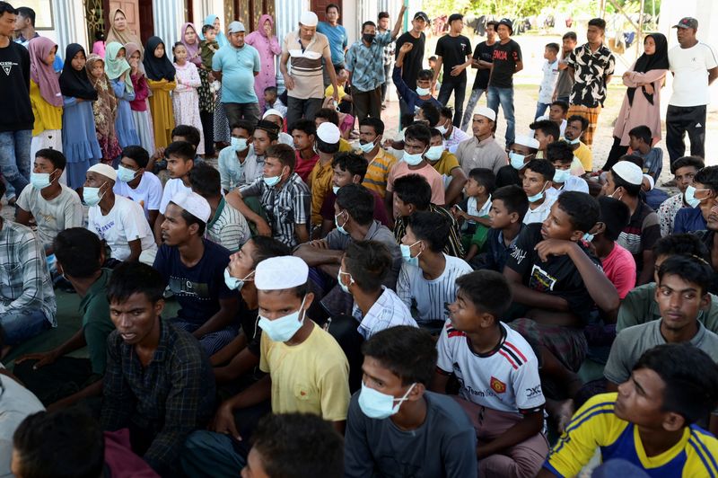 &copy; Reuters. مسلمو الروهينجا في استراحة بعد وصولهم إلى إقليم اتشيه بإندونيسا يوم الأحد. تصوير: ريسكا منوره - رويترز.