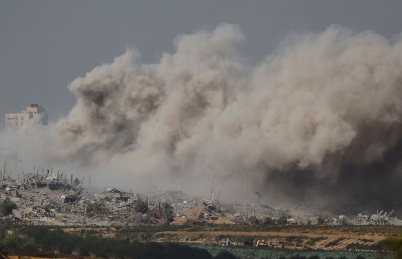 © Reuters. دخان يتصاعد عقب الغارات الجوية الإسرائيلية على غزة يظهر من جنوب إسرائيل يوم الأحد. تصوير: ألكسندر إيرموشينكو - رويترز.
