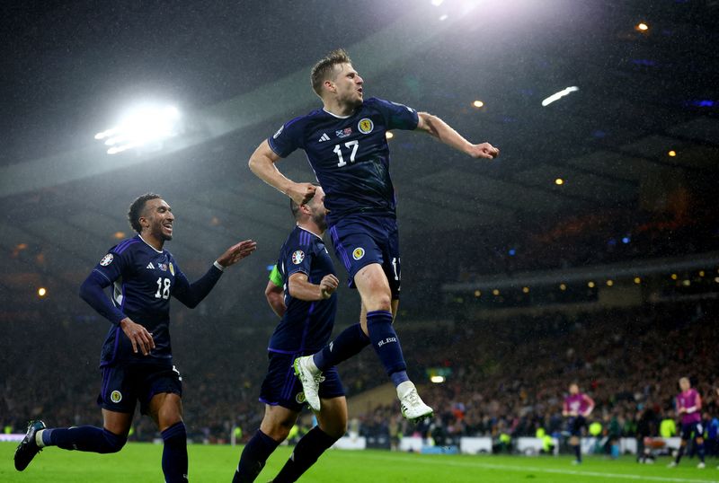 © Reuters. ستوارت أرمسترونج يحتفل بتسجيل الهدف الثالث لاسكتلندا في التعادل 3-3 مع النرويج في تصفيات بطولة أوروبا لكرة القدم 2024 في جلاسجو باسكتلندا  يوم الأحد. تصوير : لي سميث - رويترز . 