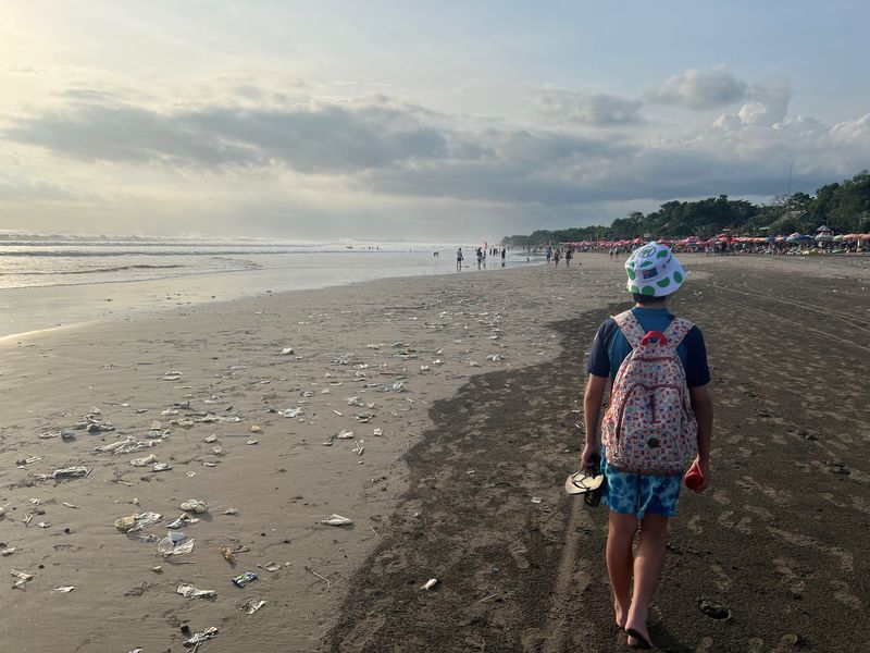 &copy; Reuters. FOTO DE ARCHIVO: Un niño camina por una playa contaminada por basura de plástico en Bali, Indonesia. 17 de abril de 2023. REUTERS/Ian Ransom