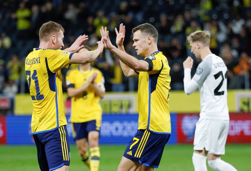 &copy; Reuters. فيكتور كلايسون يحتفل بتسجيل الهدف الأول للسويد في الفوز 2-صفر على استونيا بتصفيات بطولة أوروبا لكرة القدم في مدينة سولنا بالسويد يوم الأحد . 