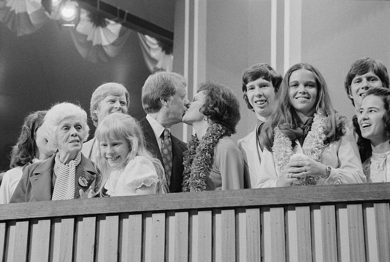 © Reuters. FILE PHOTO: Governor Jimmy Carter of Georgia and his wife Rosalynn kissing, surrounded by family, including Amy and Lillian, at the Democratic National Convention at Madison Square Garden in New York City, July 15, 1976. Library of Congress/Warren K. Leffler/Handout via REUTERS/File Photo