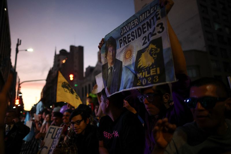 &copy; Reuters. Supporters of Argentine presidential candidate Javier Milei, gather outside his campaign headquarters, during Argentina's runoff presidential election, in Buenos Aires, Argentina, November 19, 2023. REUTERS/Agustin Marcarian