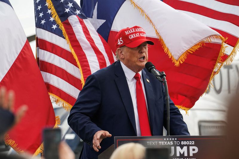 &copy; Reuters. FILE PHOTO: Republican presidential candidate and former U.S. President Donald Trump visits the southern border with Texas Governor Greg Abbott in Edinburg, Texas, U.S. November 19, 2023.  REUTERS/Go Nakamura/File Photo