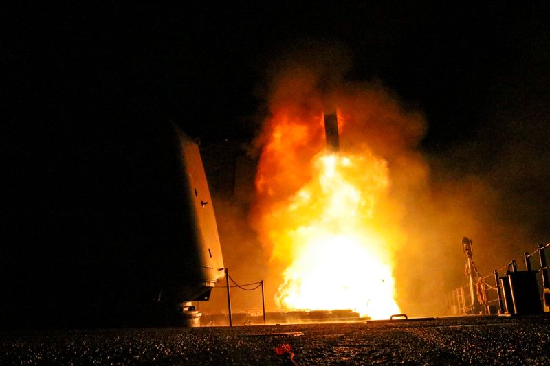 &copy; Reuters. طراد الصواريخ الموجهة التابع للبحرية الأمريكية يو إس إس مونتيري يطلق صاروخ هجوم أرضي من طراز توماهوك . صورة أرشيفية لرويترز . 