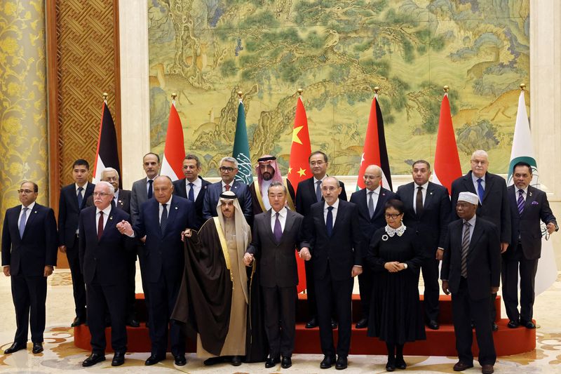 © Reuters. وزير الخارجية الصيني وانغ يي يقف مع وزراء خارجية عرب ومسلمين لالتقاط صورة تذكارية خلال زيارتهم لبكين يوم الاثنين . صورة لرويترز من ممثل لوكالات الأنباء .  