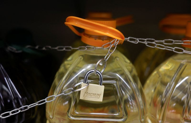 &copy; Reuters. Olive and sunflower oil bottles are displayed for sale, protected by a padlock and a chain to prevent theft in a Tu Super Suma supermarket in Malaga, Spain, October 23, 2023. REUTERS/Jon Nazca/File Photo