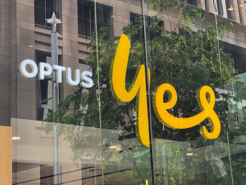 © Reuters. The Optus logo is shown at one of its shops in Sydney, Australia November 8, 2023. REUTERS/Kirsty Needham