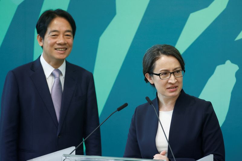 © Reuters. Hsiao Bi-khim, former envoy to the United States speaks next to Lai Ching-te, Taiwan's vice president and the ruling Democratic Progressive Party's (DPP) presidential candidate, during a news conference in Taipei, Taiwan November 20, 2023. REUTERS/Carlos Garcia Rawlins