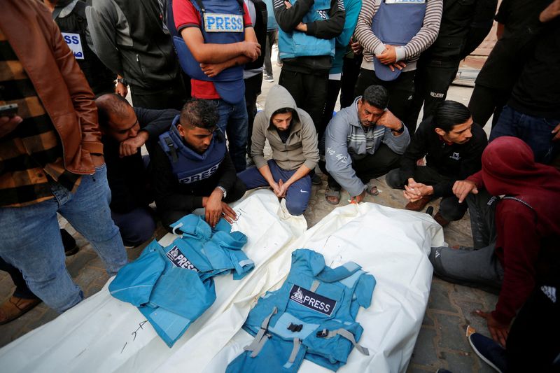 &copy; Reuters. Des Palestiniens pleurent les journalistes Hassouna Sleem et Sary Mansour dans un hôpital du centre de la bande de Gaza. /Photo prise le 19 novembre 2023/REUTERS