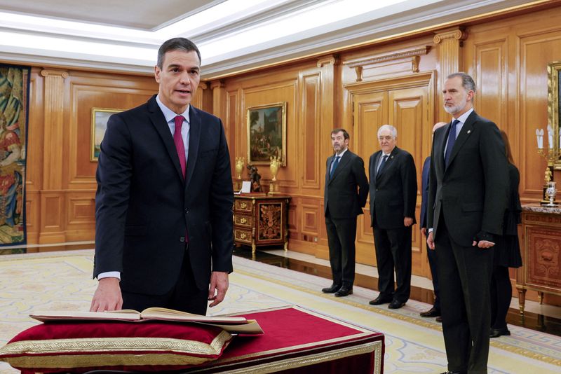 &copy; Reuters. Le Premier ministre espagnol Pedro Sanchez prête serment au palais de la Zarzuela à Madrid, Espagne. /Photo d'archives prise le 17 novembre 2023/REUTERS/Andres Ballesteros/Pool