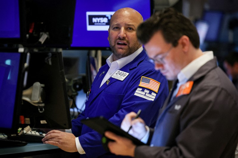 &copy; Reuters. FILE PHOTO: Traders work on the floor of the New York Stock Exchange (NYSE) in New York City, U.S., September 28, 2023.  REUTERS/Brendan McDermid/File Photo