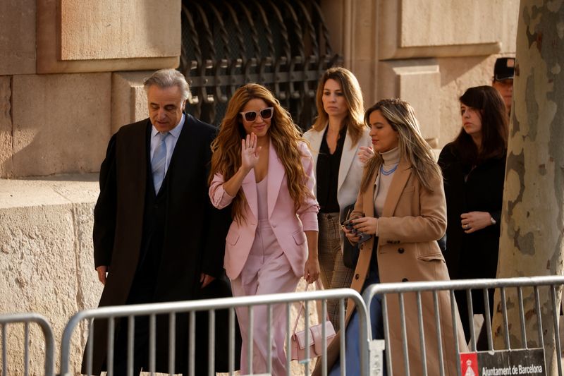 &copy; Reuters. La chanteuse colombienne Shakira arrive avec son avocat Pau Molins au tribunal de Barcelone, Espagne. /Photo prise le 20 novembre 2023/REUTERS/Albert Gea