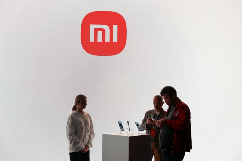 &copy; Reuters. FILE PHOTO: People check new products of Xiaomi ahead of the 2023 Mobile World Congress in Barcelona, Spain February 26, 2023. REUTERS/Nacho Doce/File Photo