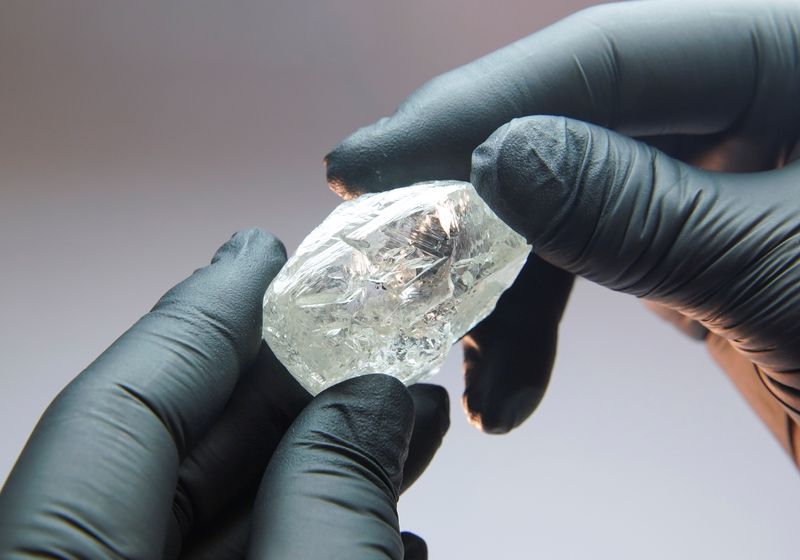 &copy; Reuters. FOTO DE ARCHIVO: Un empleado muestra un diamante en bruto de 242 quilates en la 100ª subasta internacional del productor de diamantes ruso Alrosa, controlado por el Estado, durante una presentación en Moscú, Rusia. 25 de febrero de 2021. REUTERS/Tatyan