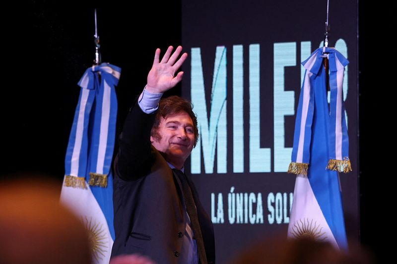 &copy; Reuters. Pesidente eleito da Argentina, Javier Milei, acena após vitória na eleição
19/11/2023. REUTERS/Agustin Marcarian