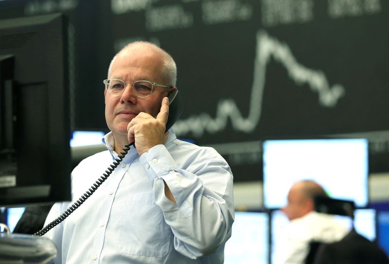 &copy; Reuters. Un trader à la bourse de Francfort, en Allemagne. /Photo prise le 17 octobre 2019/REUTERS/Ralph Orlowski