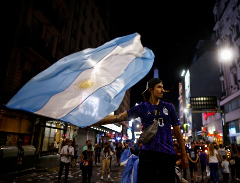 &copy; Reuters. Eleitor comemora eleição de Javier Milei para Presidência da Argentina
19/11/2023. REUTERS/Adriano Machado