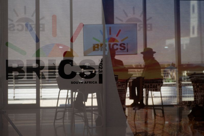&copy; Reuters. مندوبو جنوب أفريقيا يجلسون خلف زجاج عليه شعار مجموعة بريكس أثناء انعقاد قمة المجموعة في جوهانسبرج بجنوب أفريقيا يوم 23 أغسطس آب 2023. تصوير: أل