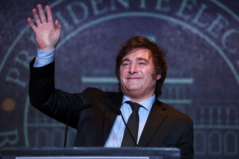 © Reuters. Argentine president-elect Javier Milei addresses supporters after winning Argentina's runoff presidential election, in Buenos Aires, Argentina November 19, 2023. REUTERS/Agustin Marcarian