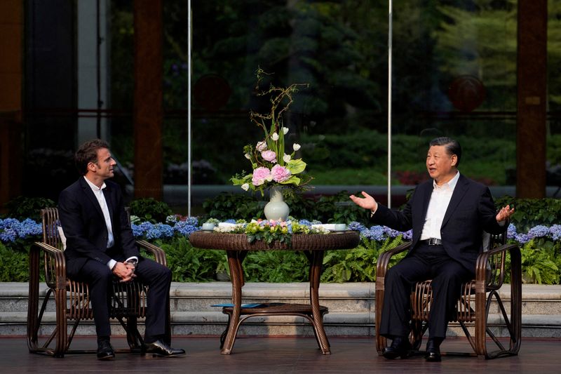 &copy; Reuters. الرئيس الصيني شي جين بينغ ونظيره الفرنسي إيمانويل ماكرون خلال مراسم استقبال لماكرون في مقر إقامة محافظ إقليم قواندونغ بالصين يوم السابع من 