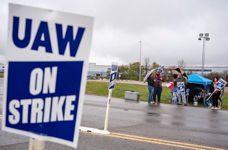 &copy; Reuters. FILE PHOTO: Union members picket General Motors (GM) in the midst of a tentative deal being reached with the United Auto Workers (UAW), which expanded its strike over the weekend to the General Motors (GM) engine plant in Spring Hill, Tennessee, U.S.  Oct