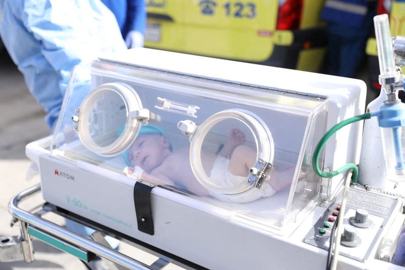 &copy; Reuters. Un bebé palestino prematuro, evacuado de Gaza, yace dentro de una incubadora en el lado egipcio de la frontera de Rafah, en medio del conflicto en curso entre Israel y el grupo islamista palestino Hamás, en Rafah, Egipto, el 20 de noviembre de 2023. Cor