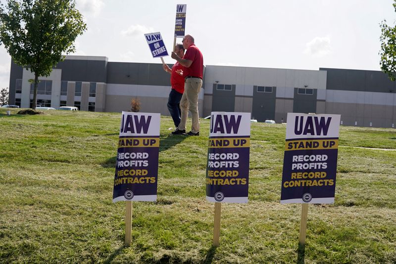 © Reuters. FILE PHOTO: Striking UAW workers picket outside a GM processing facility in Burton, Michigan, U.S., September 22, 2023. REUTERS/Dieu-Nalio Chery/File Photo