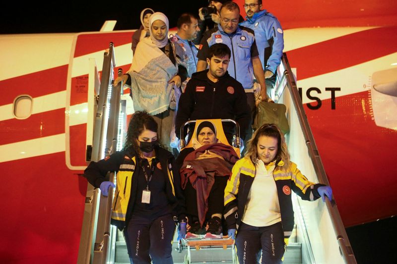 &copy; Reuters. Personal médico lleva a una paciente palestina con cáncer que fue evacuada de Gaza a Egipto y llevada a Turquía en avión, en el aeropuerto de Esenboga en Ankara, Turquía. 16 de noviembre de 2023. REUTERS/Cagla Gurdogan