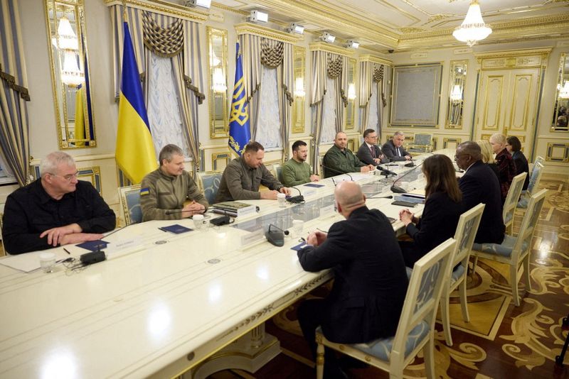 © Reuters. وزير الدفاع الأمريكي لويد أوستن يجتمع مع الرئيس الأوكراني فولوديمير زيلينسكي في كييف يوم الاثنين. صورة لرويترز من المكتب الصحفي للرئاسة الأوكرانية.