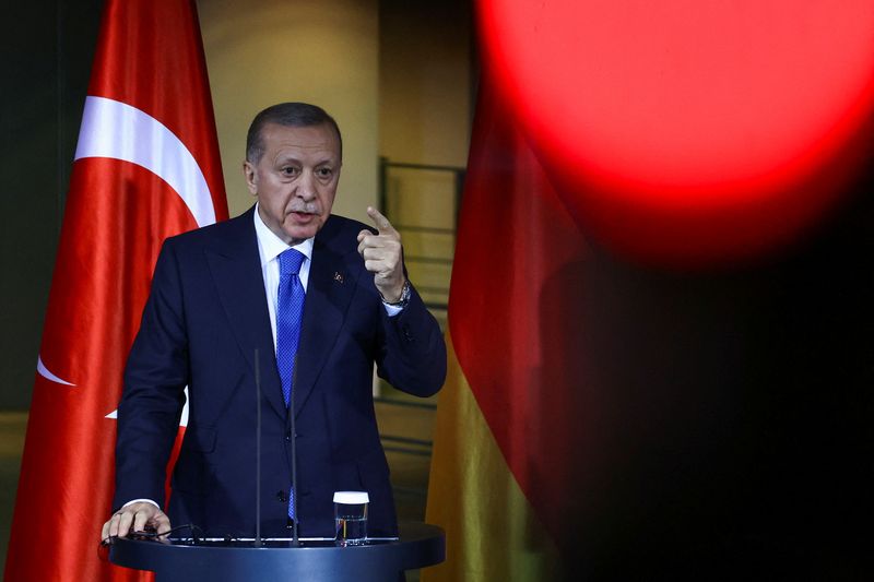 &copy; Reuters. O presidente turco, Tayyip Erdogan, gesticula enquanto participa de coletiva de imprensa em Berlim, Alemanha
17/11/2023
REUTERS/Liesa Johannssen