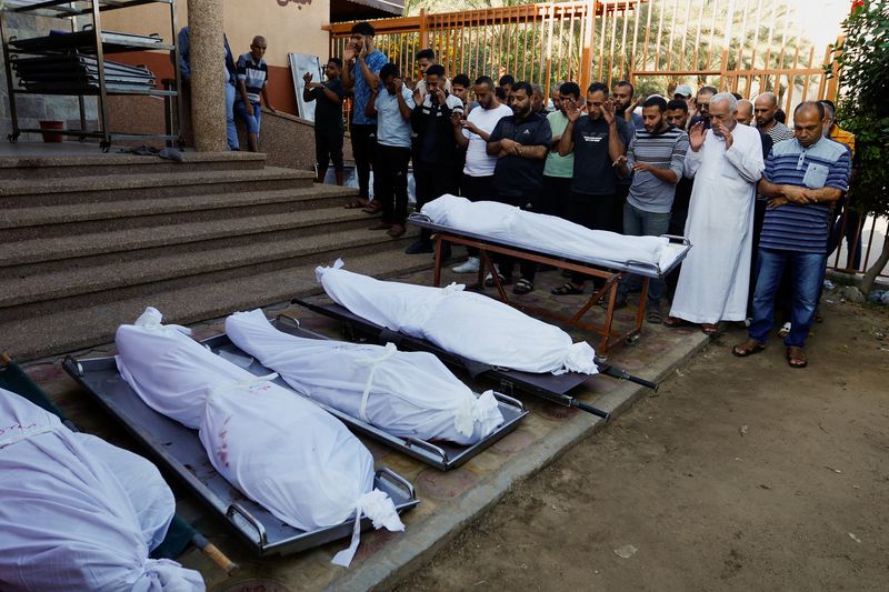 &copy; Reuters. أشخاص يصلون بجوار جثث فلسطينيين قتلوا في غارات إسرائيلية خلال جنازة في خان يونس بجنوب قطاع غزة يوم 31 أكتوبر تشرين الأول 2023. تصوير: إبراهيم أب