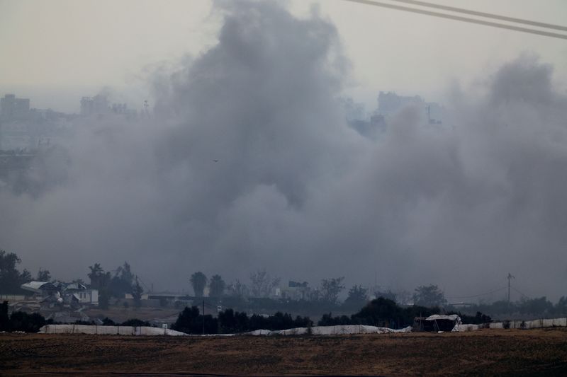 &copy; Reuters. Si solleva del fumo dopo un'esplosione nel nord di Gaza, vista dal sud di Israele, nel corso del conflitto in corso tra Israele e il gruppo palestinese Hamas, 20 novembre 2023. REUTERS/Alexander Ermochenko
