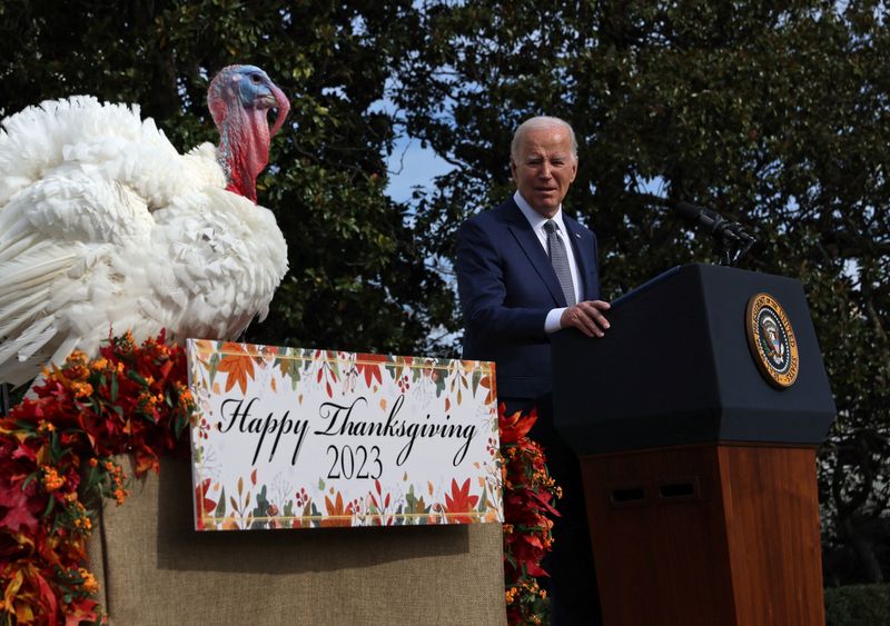 &copy; Reuters. U.S. President Joe Biden pardons the National Thanksgiving Turkey, Liberty, during the annual ceremony on the South Lawn at the White House in Washington, U.S., November 20, 2023. REUTERS/Leah Millis