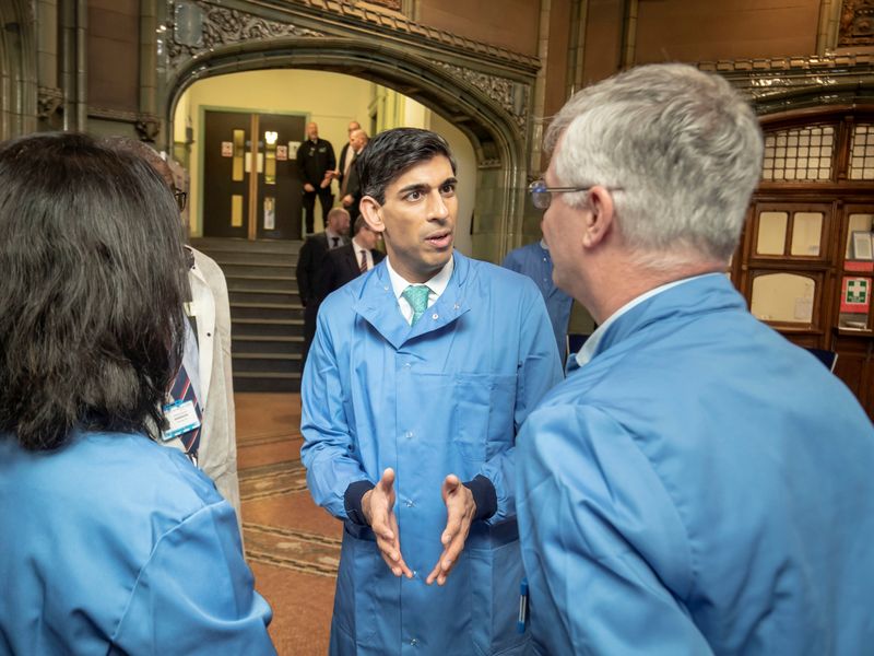 &copy; Reuters. Britain's Chancellor of the Exchequer Rishi Sunak visits the pathology labs at Leeds General Infirmary, to show how yesterday's budget is supporting those affected by coronavirus (COVID-19), in Leeds, Britain March 12, 2020. Danny Lawson/Pool via REUTERS/