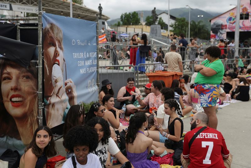 © Reuters. Fans wait in line outside Nilton Santos stadium for the Taylor Swift concert, following the death of a fan due to the heat during the first day concert, in Rio de Janeiro, Brazil, November 20, 2023. REUTERS/Ricardo Moraes