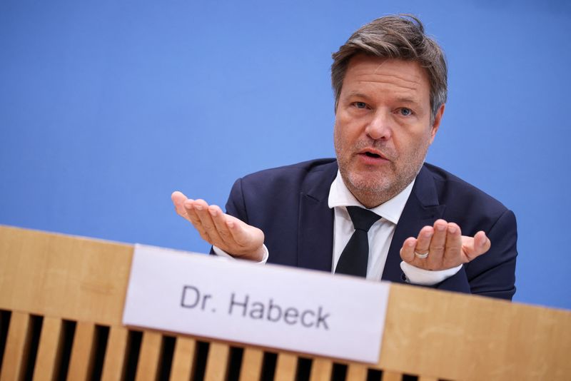 © Reuters. German Economy and Climate Minister Robert Habeck holds a press conference about the autumn economic forecasts, in Berlin, Germany, October 11, 2023. REUTERS/Liesa Johannssen/File photo