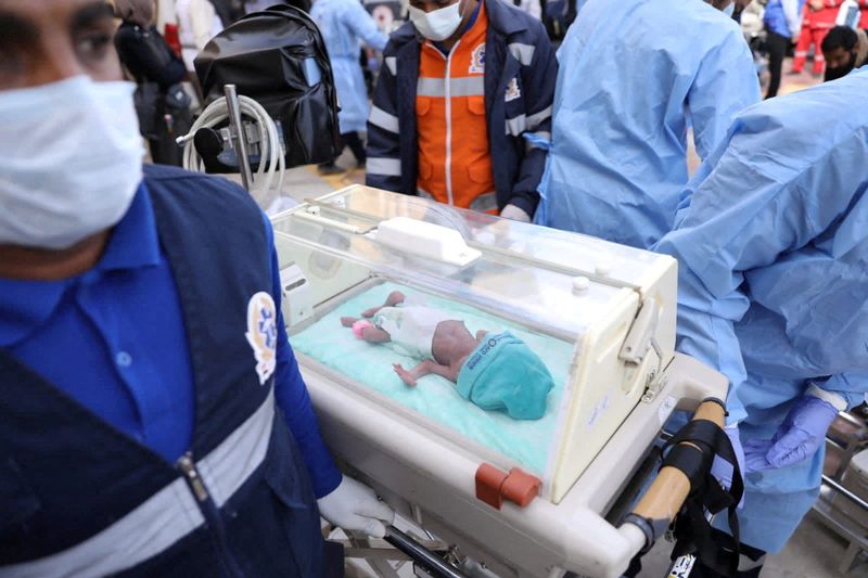 &copy; Reuters. Médicos transferem um bebê palestino prematuro em incubadora, evacuado de Gaza para uma ambulância no lado egípcio da fronteira de Rafah, em meio ao conflito entre Israel e o grupo islâmico palestino Hamas
20/11/2023
Ministério da Saúde do Egito/ D