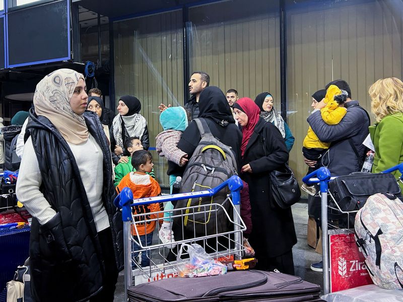 &copy; Reuters. فلسطينيون يحملون الجنسية البوسنية و أقاربهم يصلون إلي مطار سراييفو بعد إجلائهم إلي مصر من غزة في البوسنة و الهرسك يوم الأحد. تصوير : داريا سو