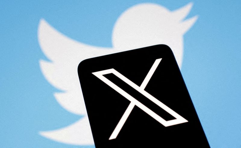 &copy; Reuters. الشعار الجديد التنفيذية لشركة التواصل الاجتماعي إكس يظهر أمام الشعار القديم في صورة توضيحية التقطت يوم 24 يوليو تموز 2023. تصوير : دادو روفتيش -